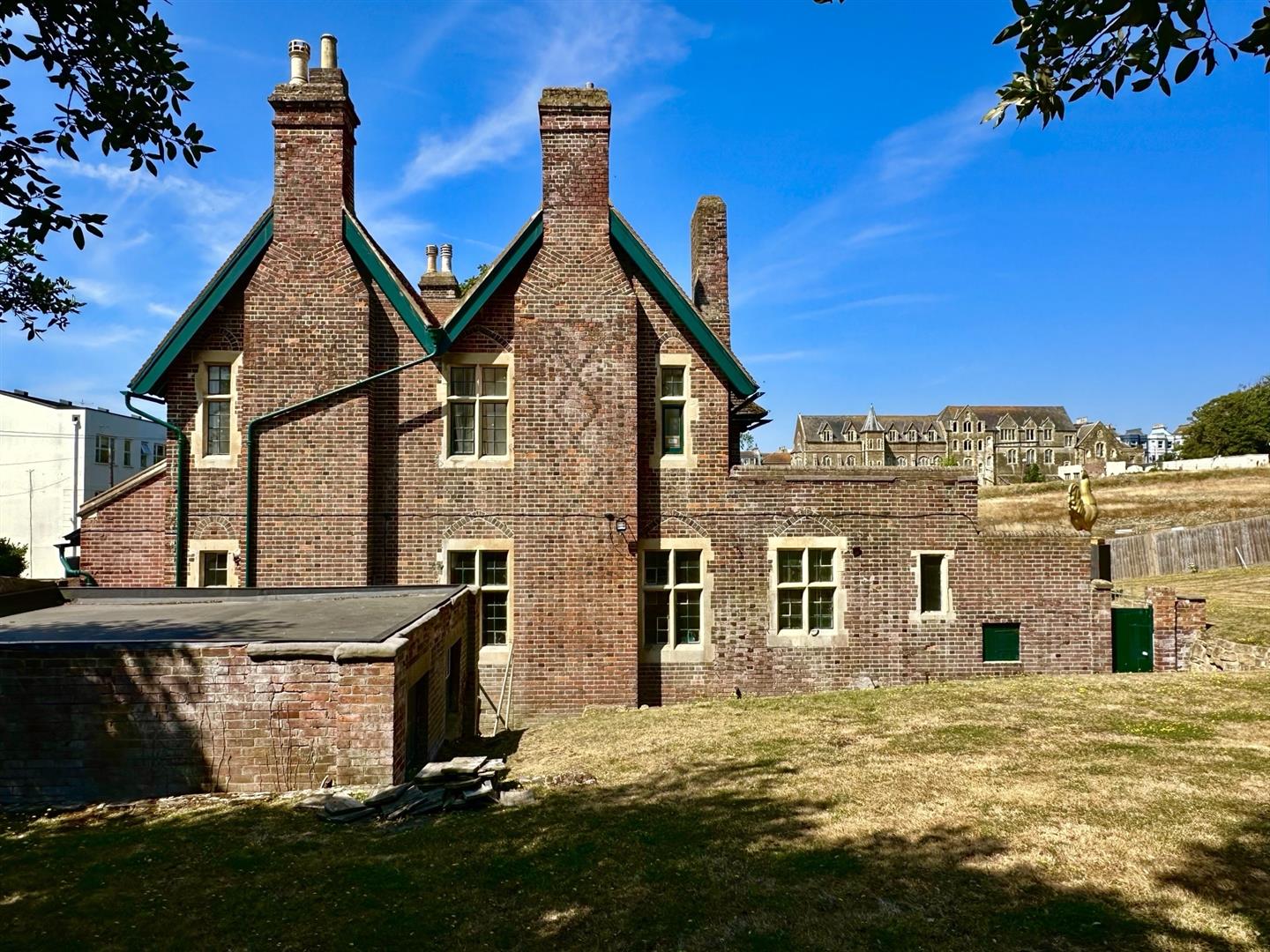 4 bed property in St Margaret Road, St Leonards on sea